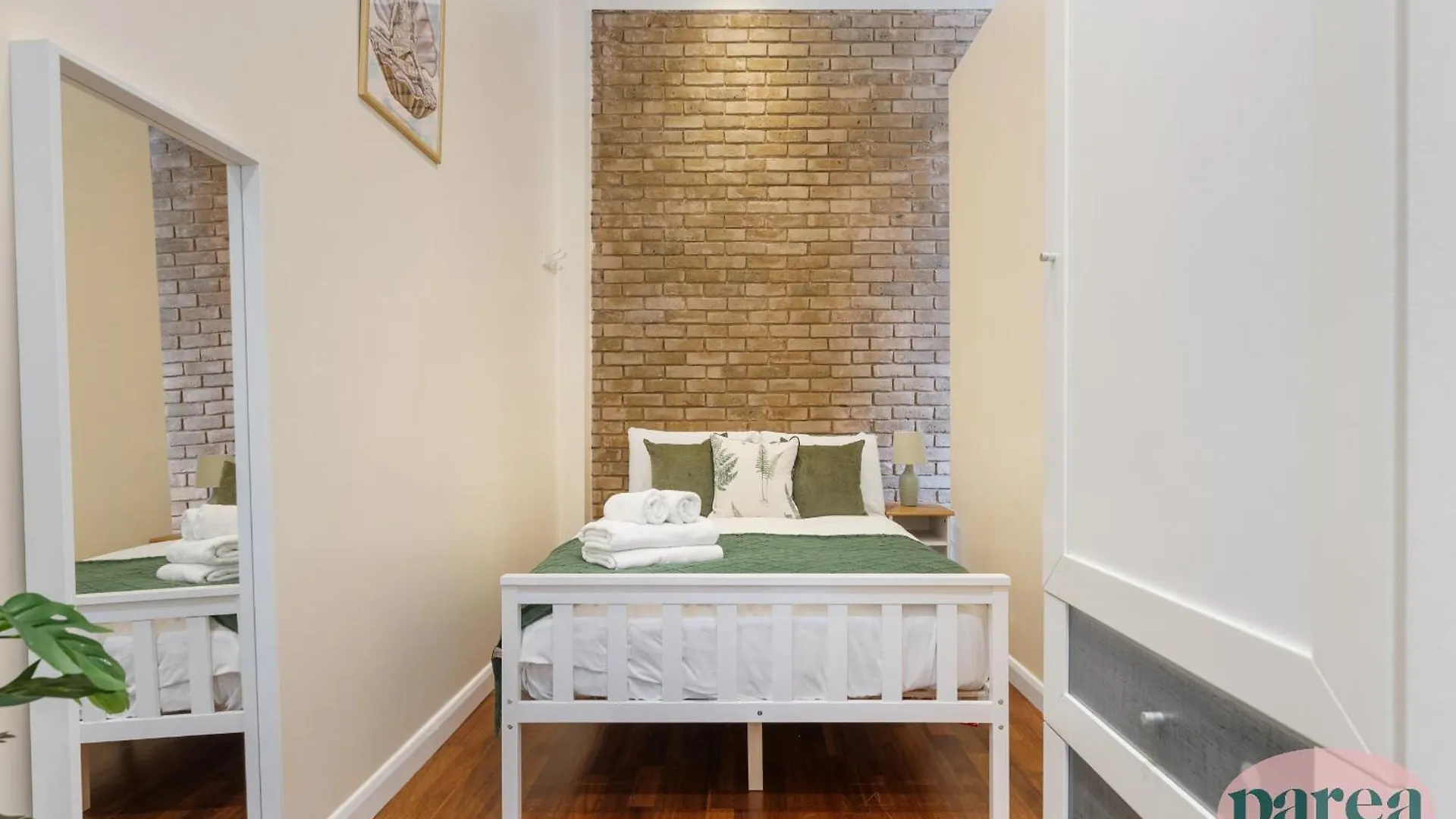 Parea Living - Spacious 3 Bed Flat, Canary Wharf Views With Parking London
