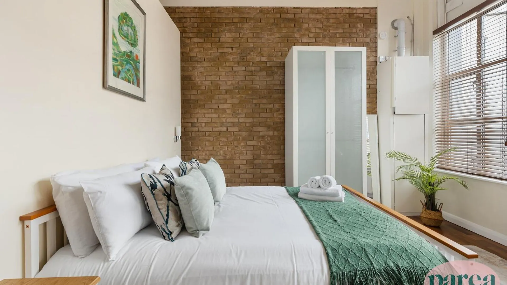 Parea Living - Spacious 3 Bed Flat, Canary Wharf Views With Parking London